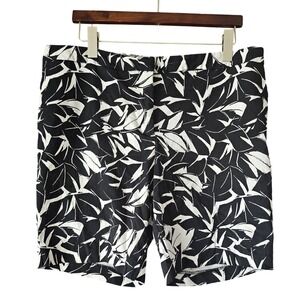 Mario Serrani Shorts Women's Size 14 Black White Leaf Print‎ Casual